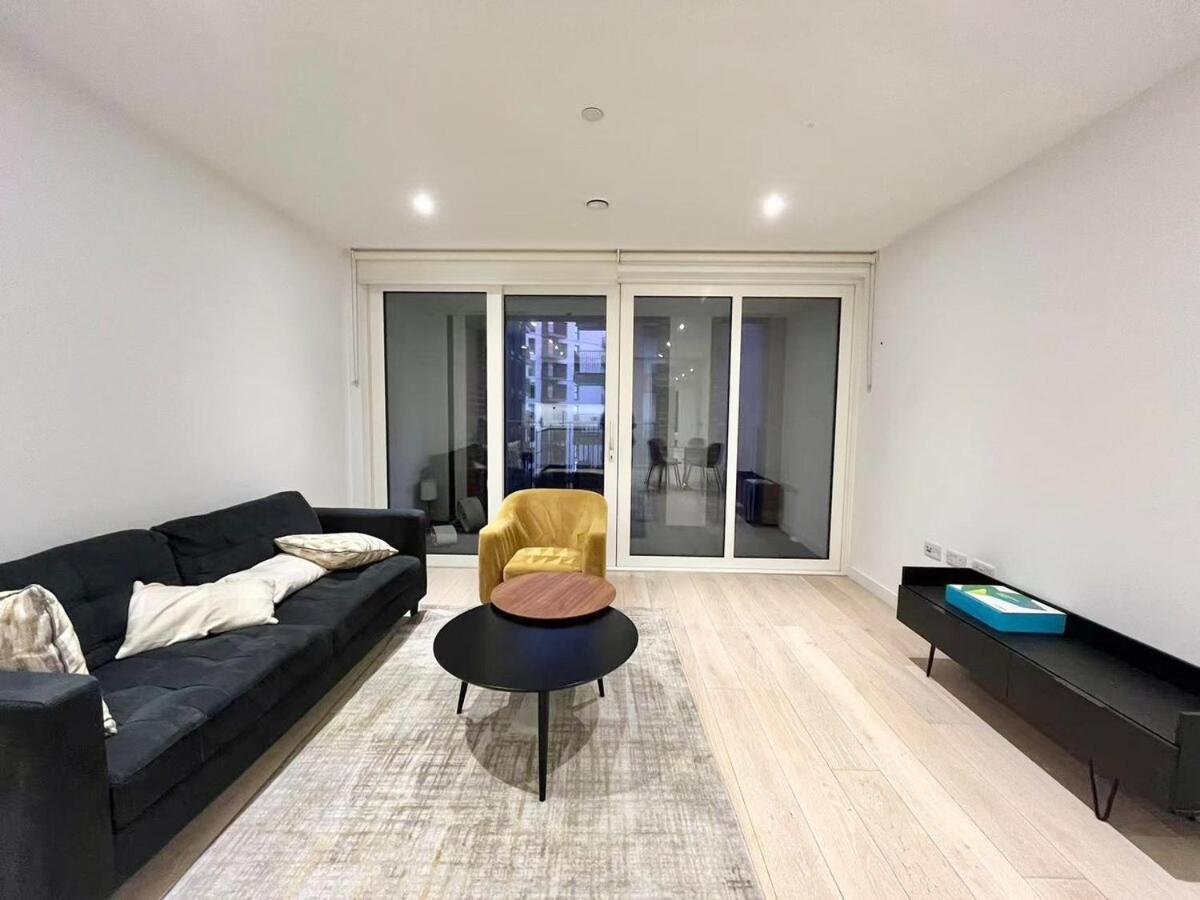 Modern Two Bed Flat At Elephant Castle